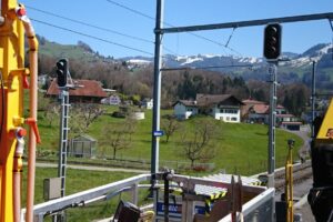 Prüfungsfahrt B100 eines Kandidaten, Bahnhof Kaltbrunn, Fahrtrichtung Rickentunnel, Abwarten eine Gegenzuges, Blickrichtung Ricken, im Hintergrund die Berge Speer und Mattstock sowie ganz hinten der Stockberg.